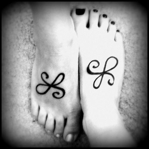 Magnificent and minimal Celtic tattoo on feet for best friends.
