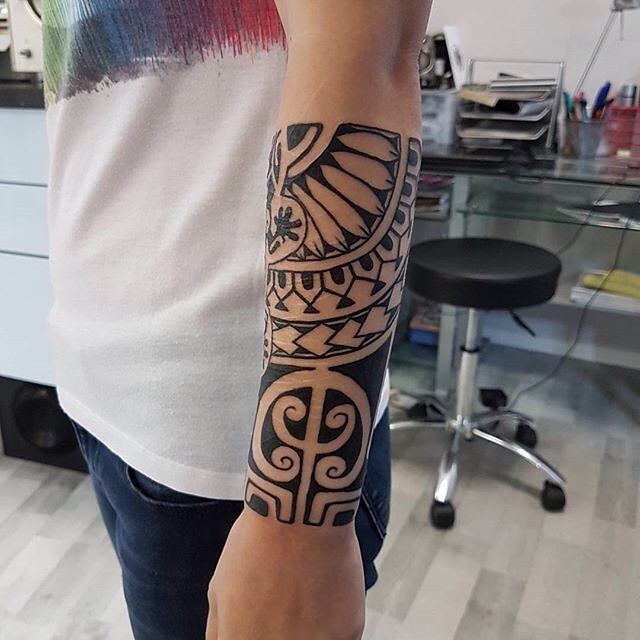 Tribal tattooing alive while respecting its traditional meanings.