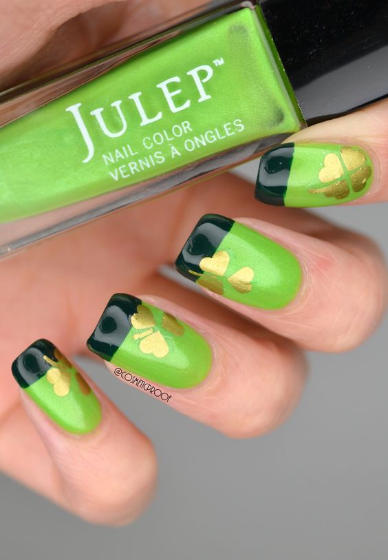 Glamorous St. Patricks nails with golden touch.