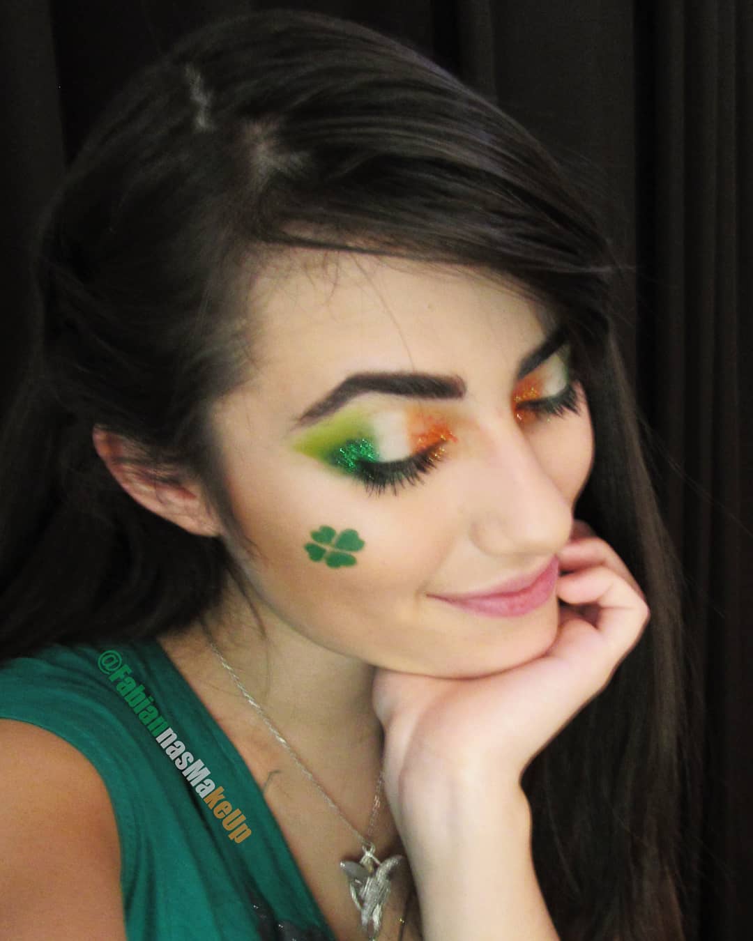 Impressive irish flag eyemakeup with clover.