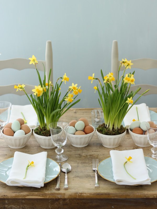 Charming Easter brunch table decor.