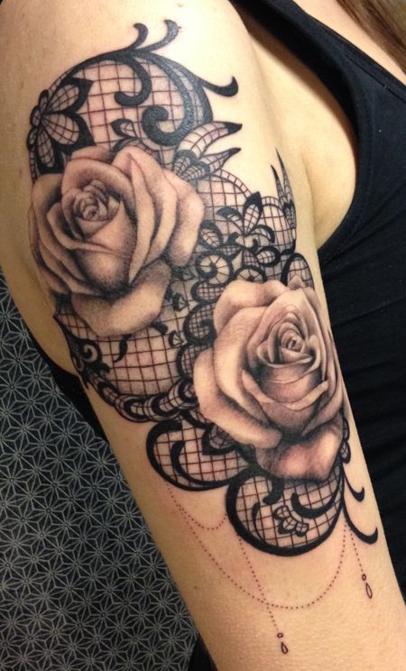Catchy coverup lace tattoo decorated with roses.