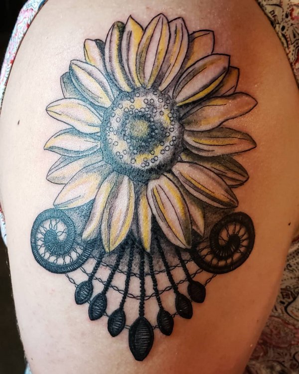 Fabulous sunflower lace tattoo.
