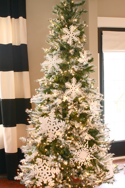Awesome snowflakes decor on Christmas tree.