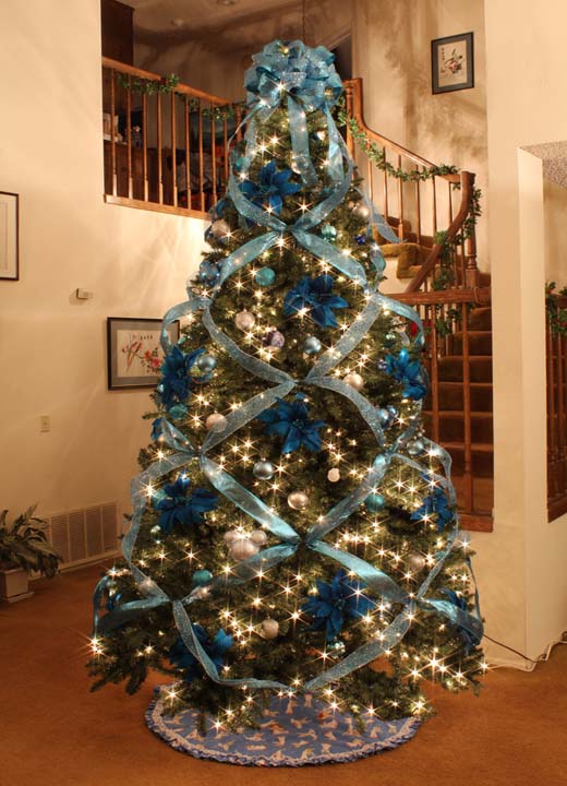 Criss-cross ribbon on Christmas tree looks amazing.