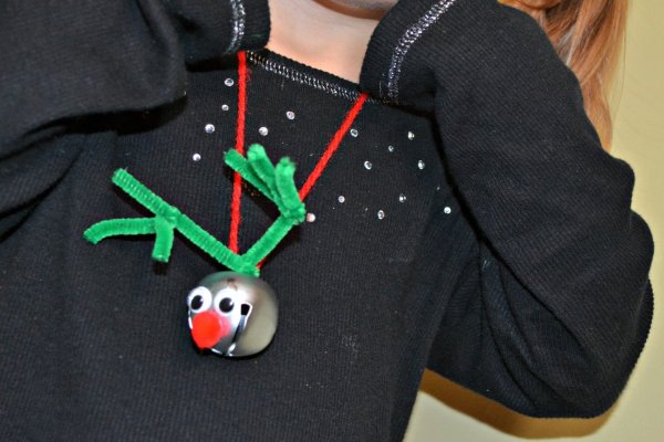 Cute bell reindeer necklace.
