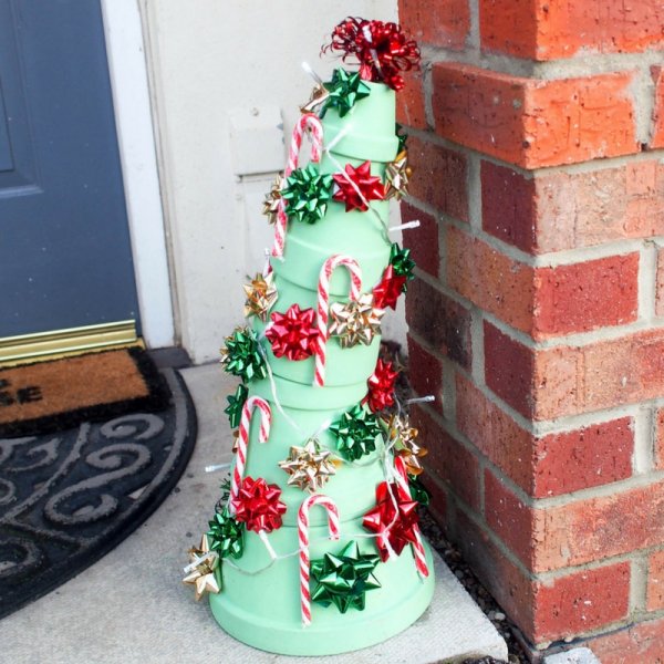 DIY Grinch Christmas tree of terra cotta pots.