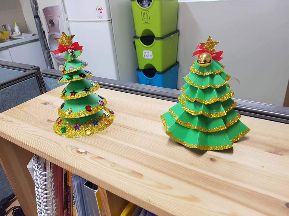 Fabulous paper Christmas tree for office desk.