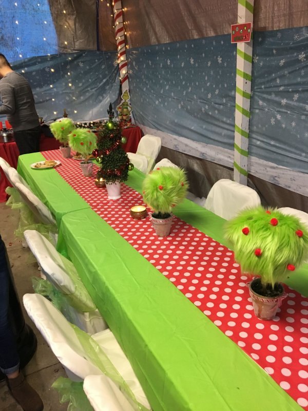 Fantastic Grinch theme Christmas table deor.