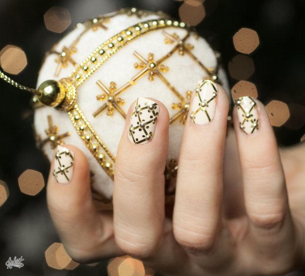 Golden and white Christmas ornament nails.