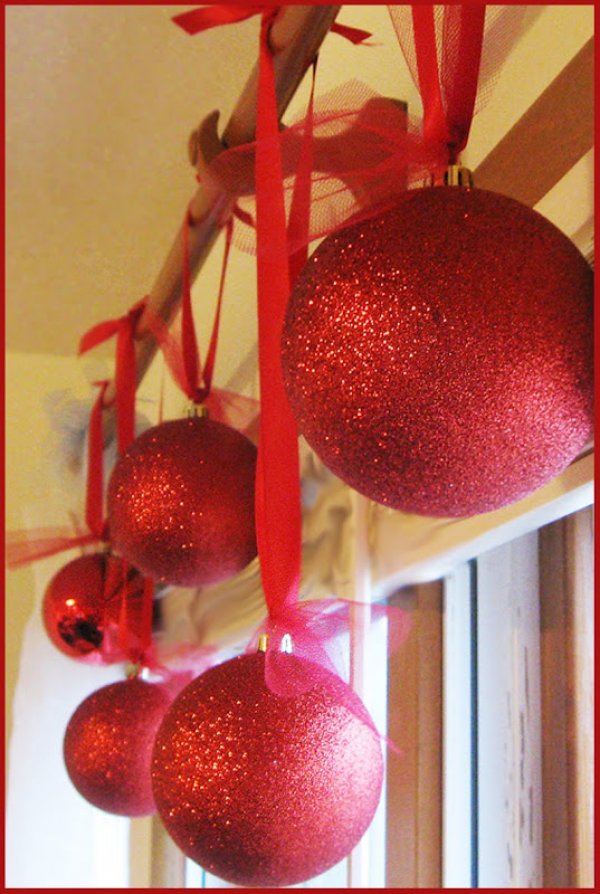 Lovely glitter balls for home decoration.