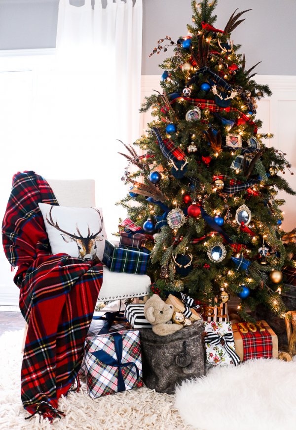 Marvellous tartan and plaid patterns Christmas tree decor.