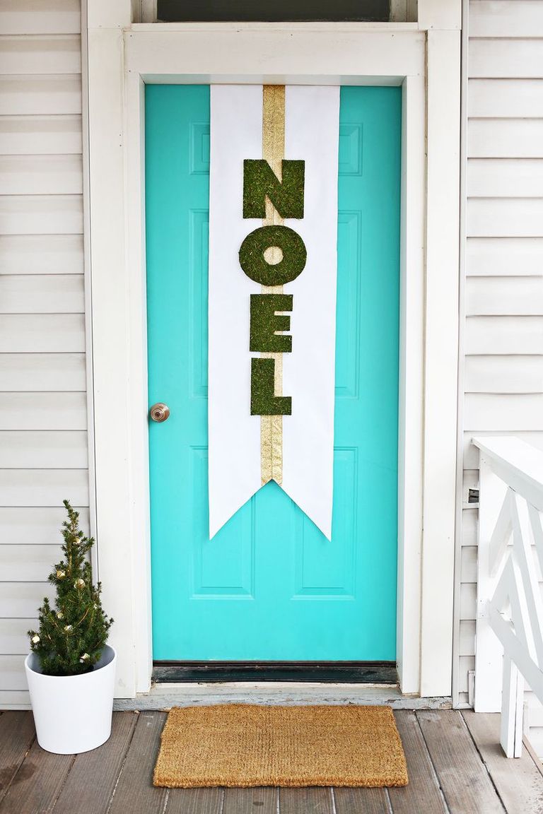 Moss front door banner for warm welcome of your guest.