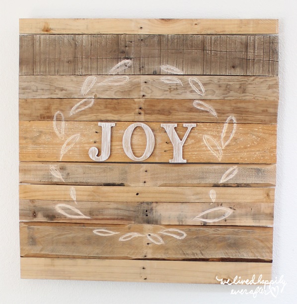 Pallet wreath with joy sign.