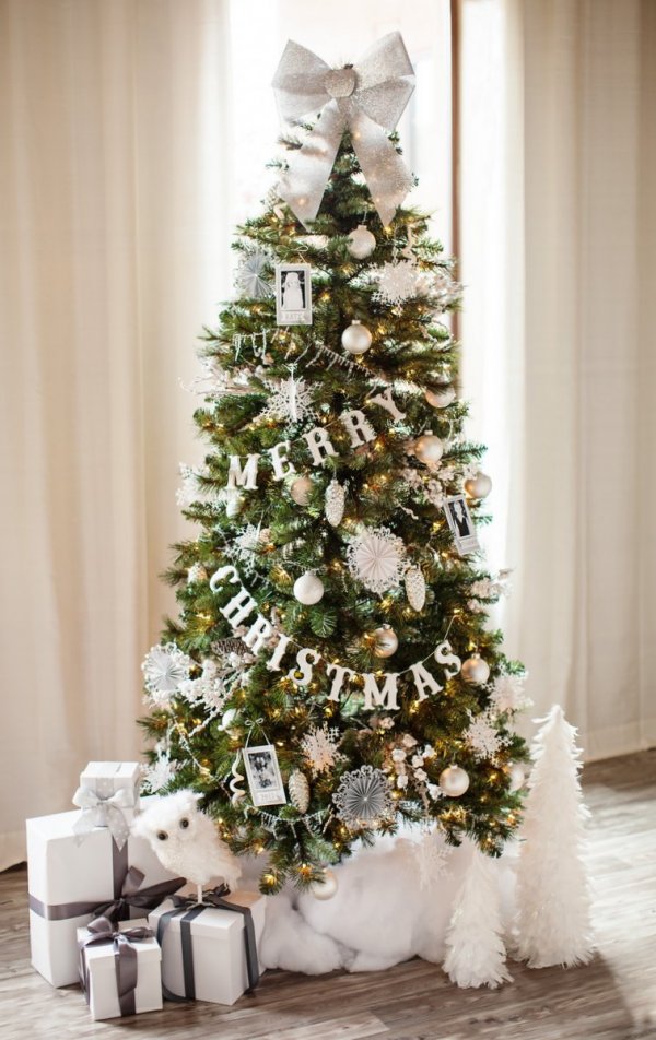 Simple Christmas tree decorated with banner and ornaments.
