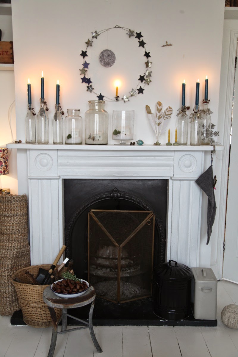 Wonderful mantel decor with diy wire wreath of stars & candles.