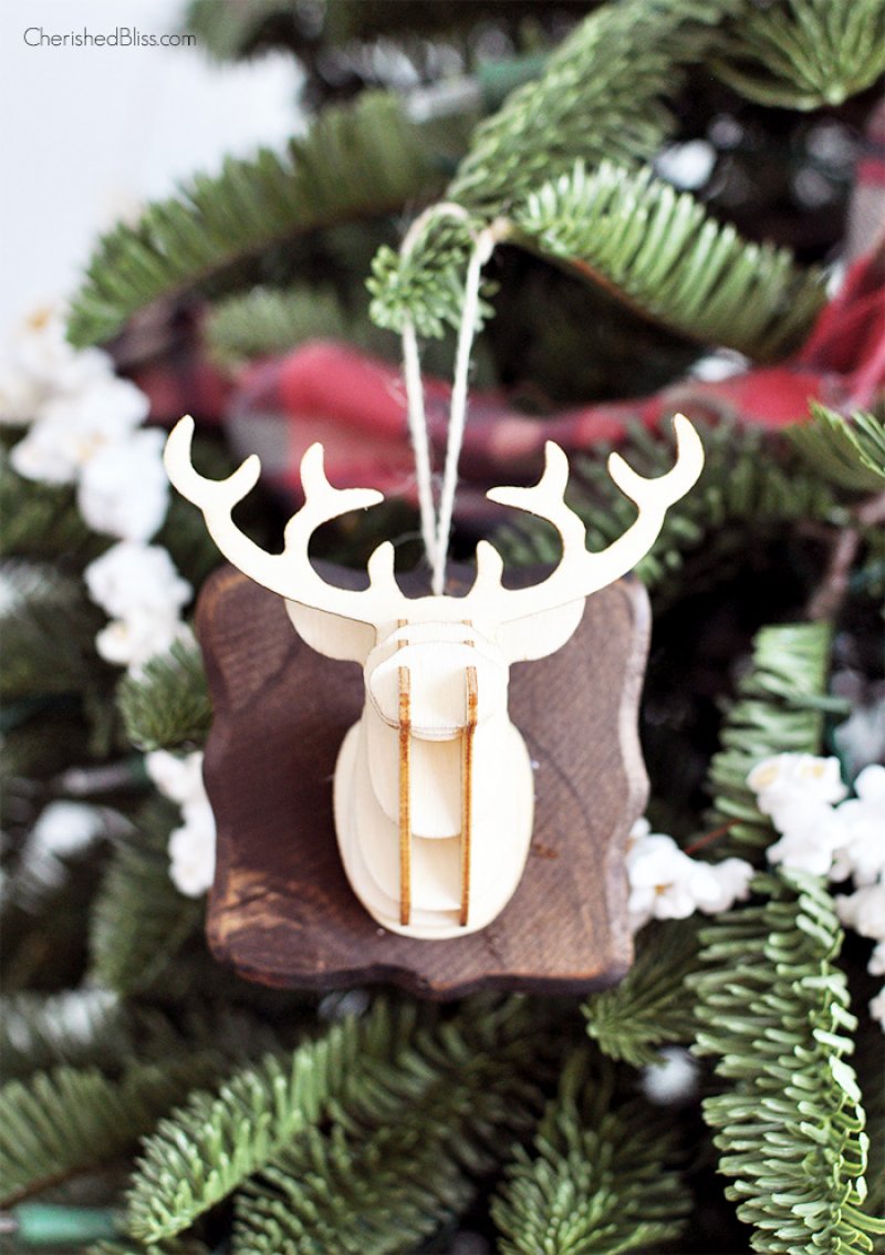 3D deer head ornament.