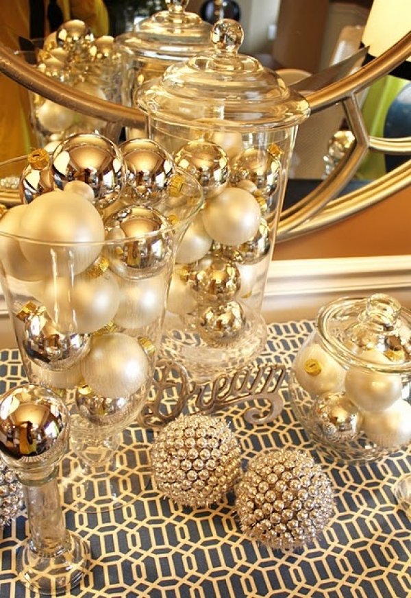Dazzling golden bulbes tabletop decoration.