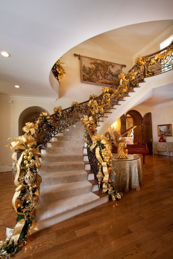Gorgeous staircase decoration for Christmas.
