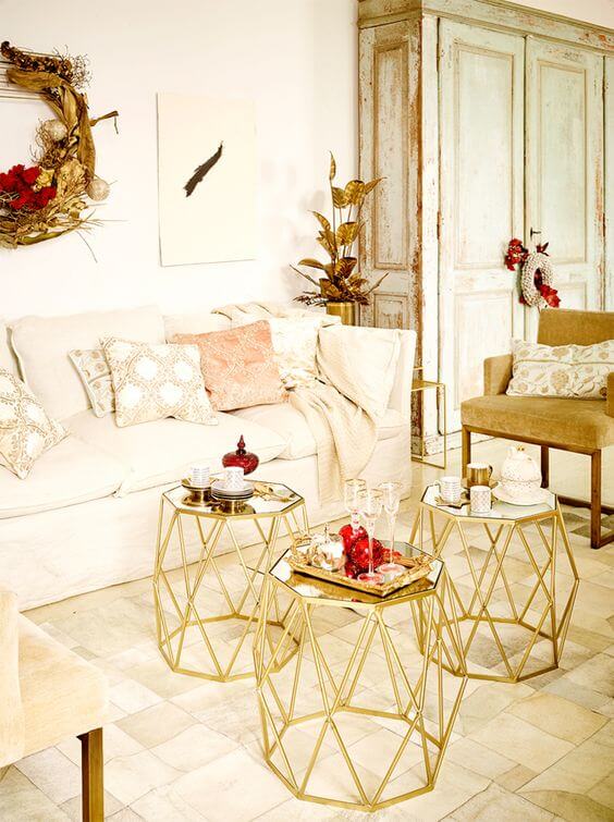 Impressive white and gold living room decoration.