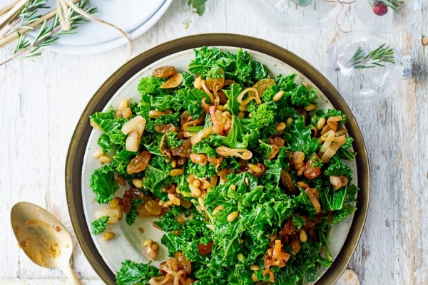 Kale salad with resine and penuts.