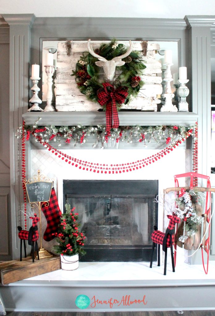 Magical Christmas mantel decoration idea.