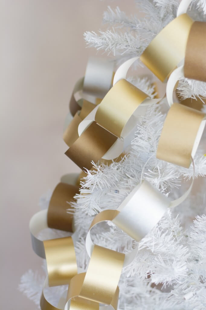 Sposticated golden paper chain is perfect addition for decoration.