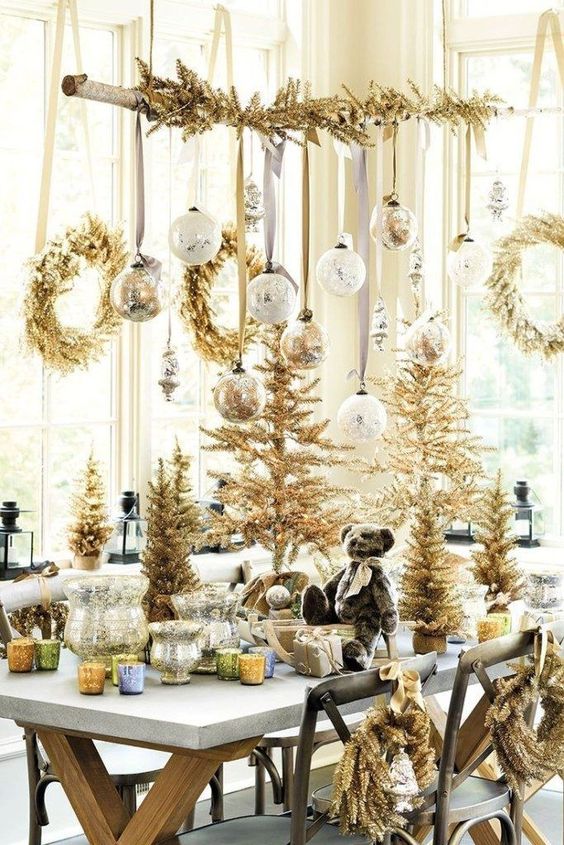 Wonderful golden theme dinning room decor for Christmas.