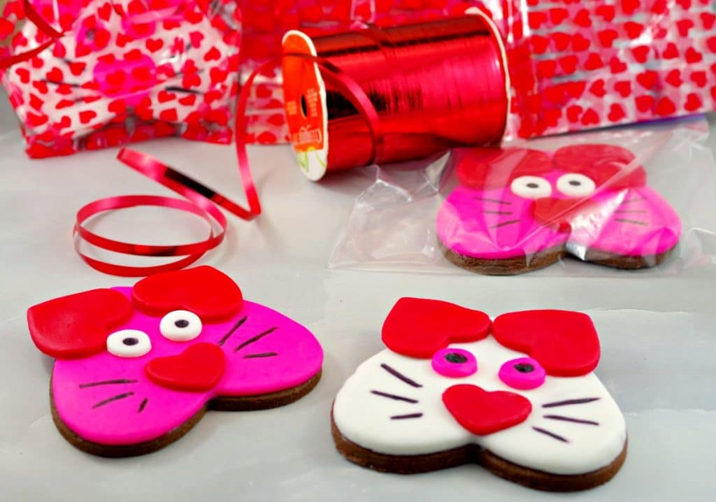 Beautiful cat cookies for Valentines day.