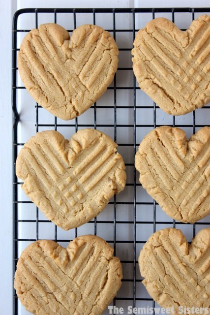 Heart-shaped cookies of peanut butter.
