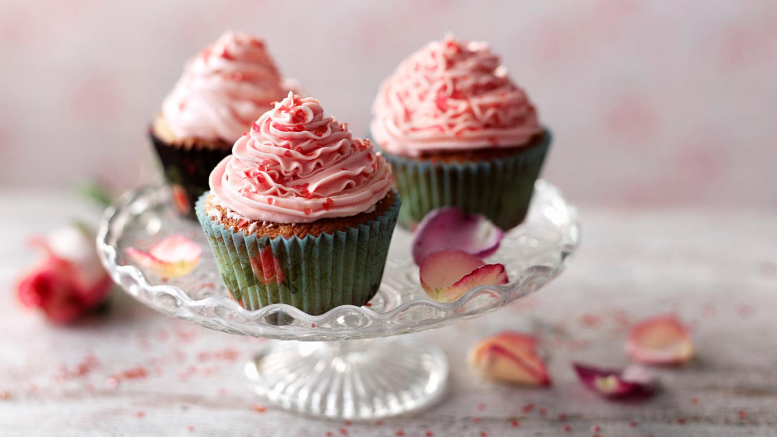Pretty pink cupcakes for Valentine's day.