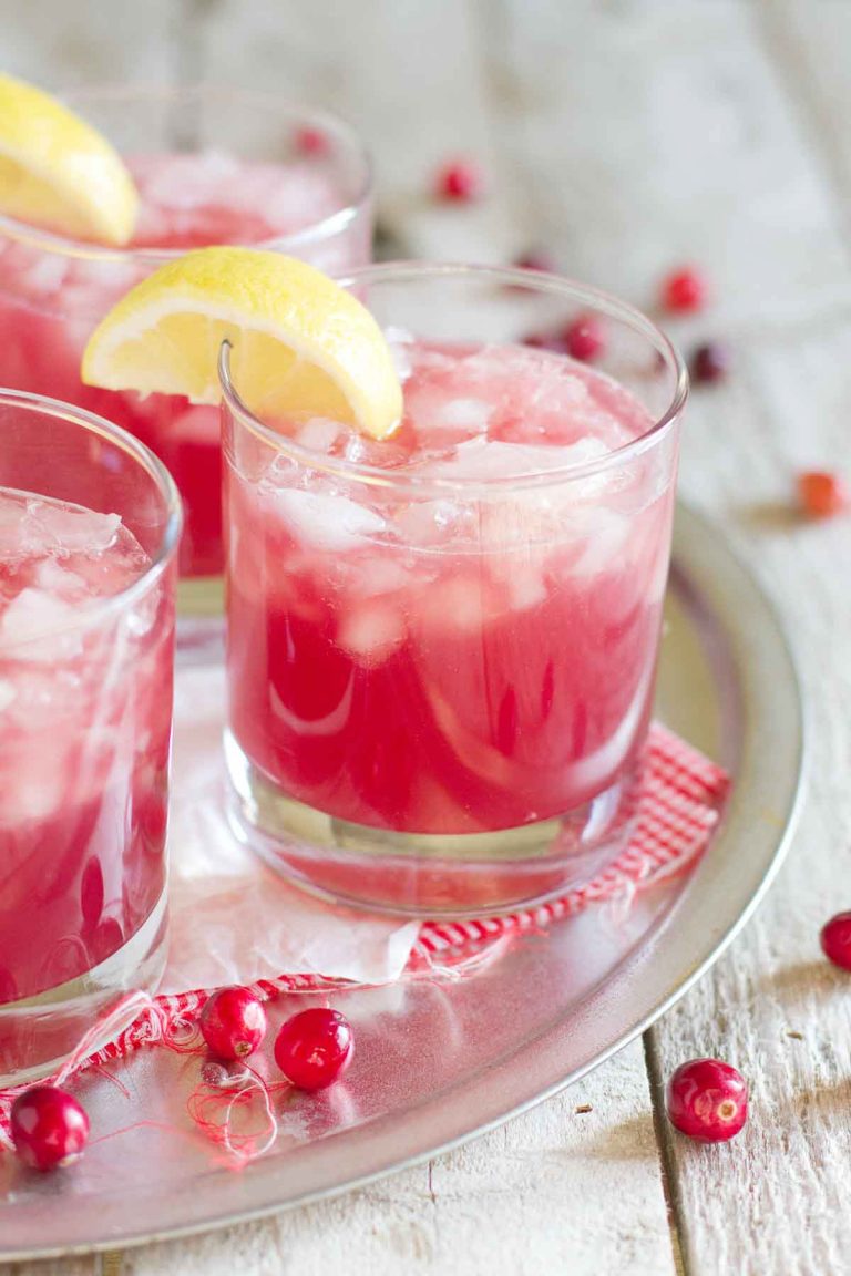 Sparkling cranberry punch. Valentine's Day Cocktail Recipes