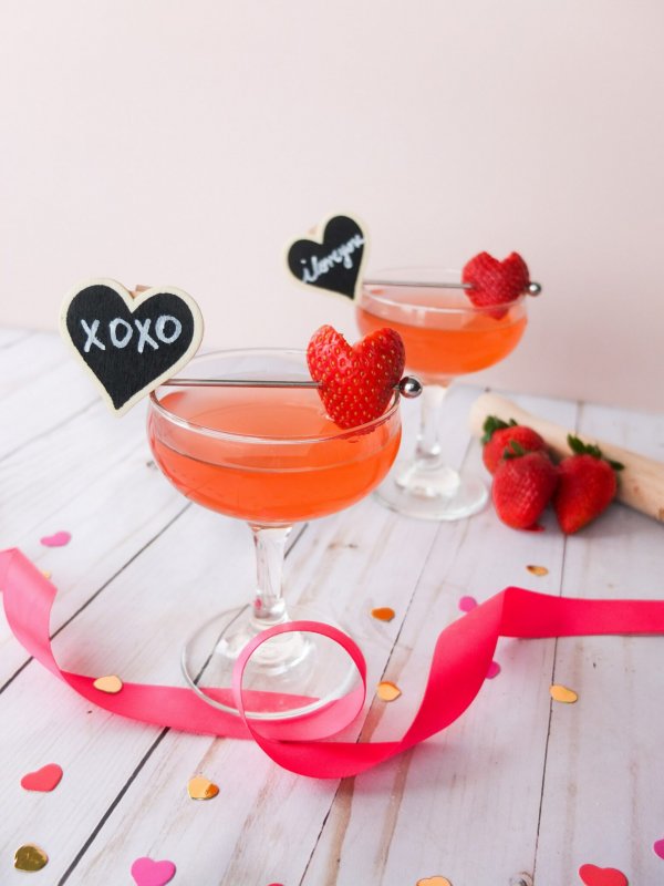 Strawberry daiquiri. Valentine's Day Cocktail Recipes