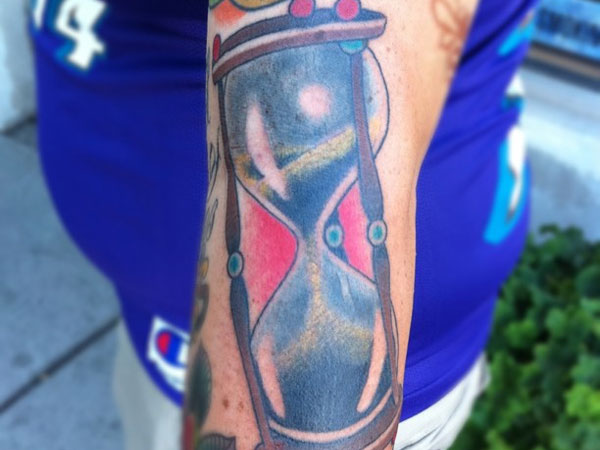 Wow this hourglass tattoo is an expression of the great wonder life that keeps on moving with time.