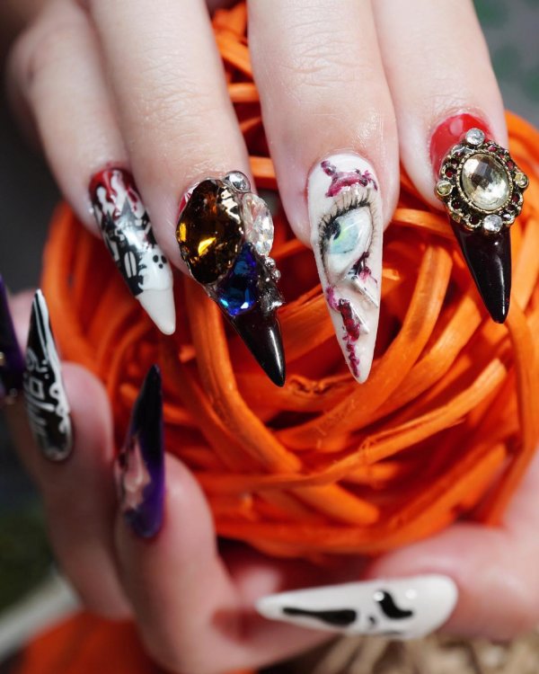 Awesome nail art for Halloween. Pic by albeeyehyeh