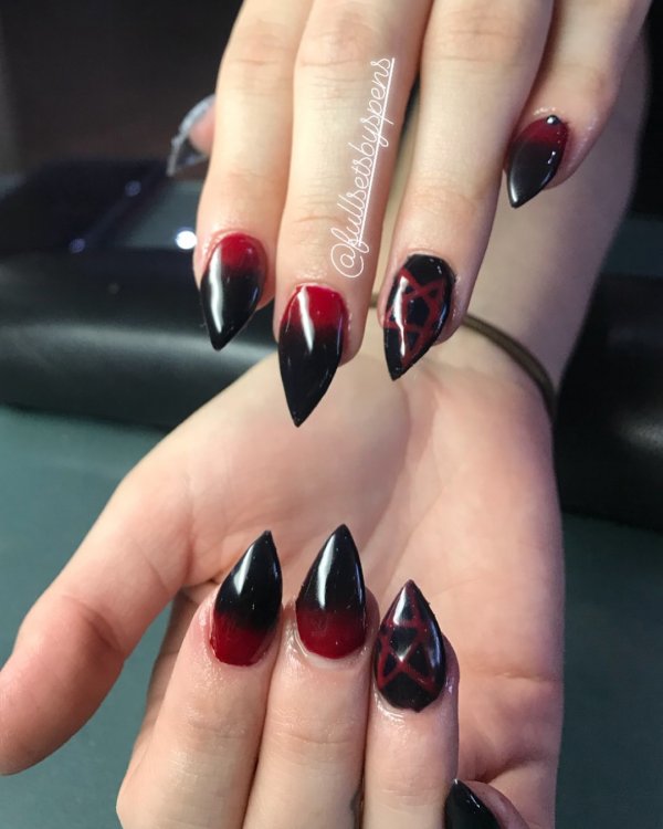 Red and black stiletto vampire nails. Pic by fullsetsbyspens