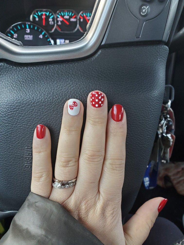 Minnie Mouse inspired nails for disney trip!